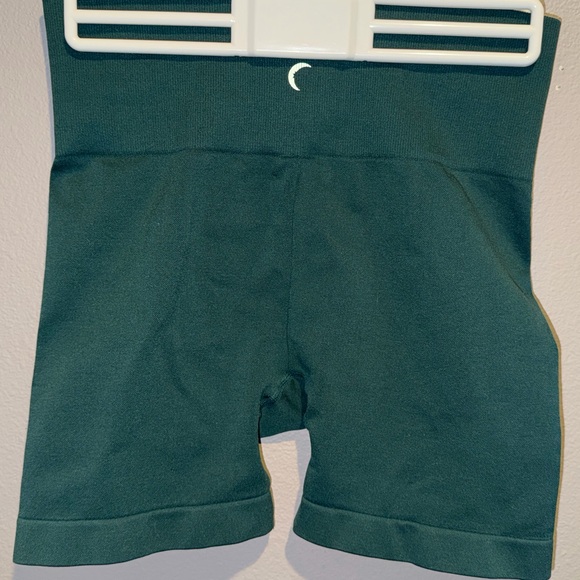 ZYIA 2 pairs of Women’s Seamless Hustle Shorts Green/Red - Picture 2 of 5